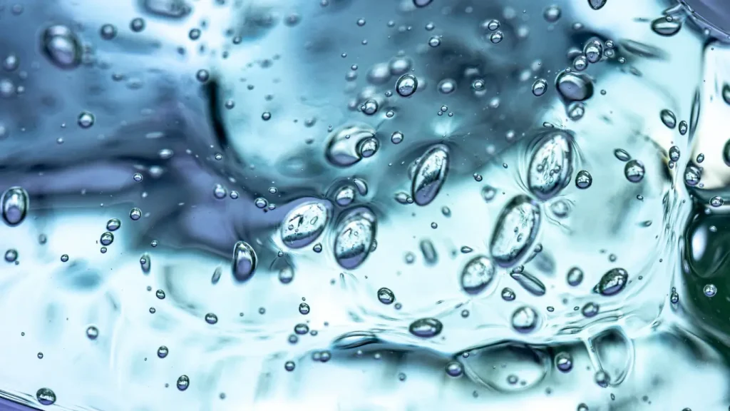 آب مخزن شیشه‌ شور ماشین